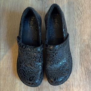 b.o.c. Black Patterned Mules